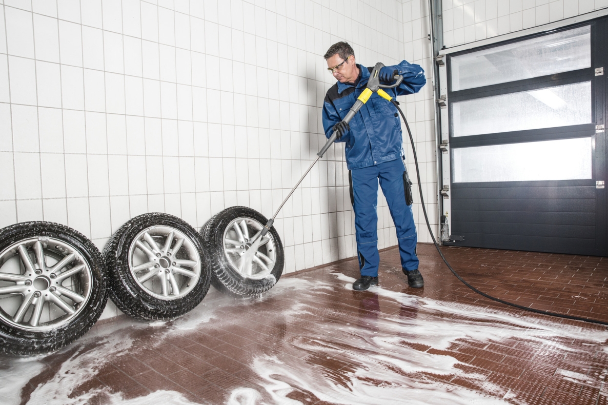 Kärcher Professional 1.030-900.0 HDS-E 8/16-4 M 12KW *EU-I Visokotlačni čistač s vrućom vodom 400 V 160 Bar