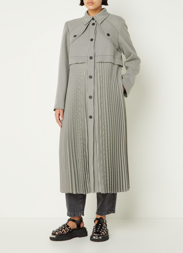 La gabardina plisada con forma de pata de pollo de Sandro
