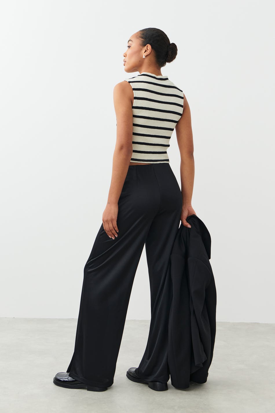 Wide slit trousers