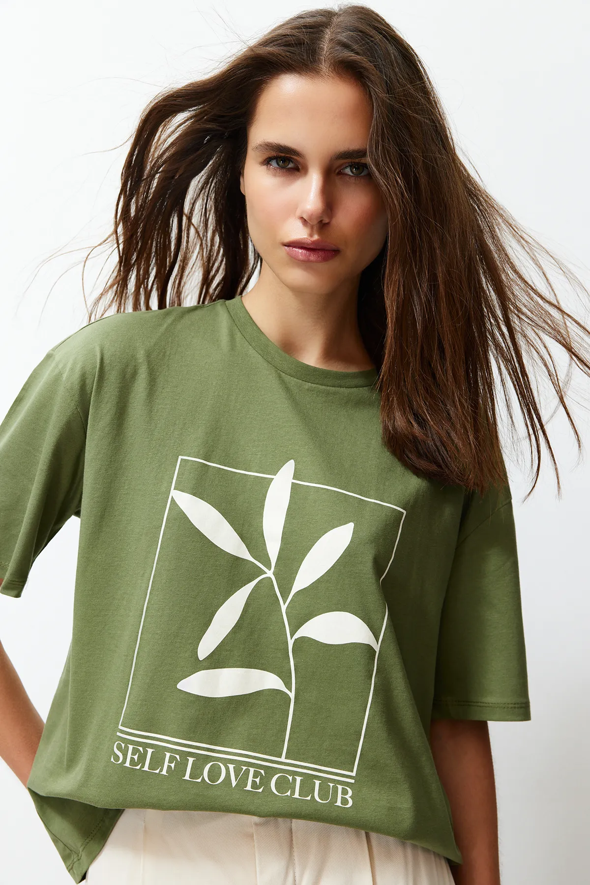 Trendyol Collection  Khakifarbenes, 100 % Baumwolle bedrucktes, entspanntes/weites, entspannt geschnittenes Strick-T-Shirt mit Rundhalsausschnitt TWOSS23TS00267
