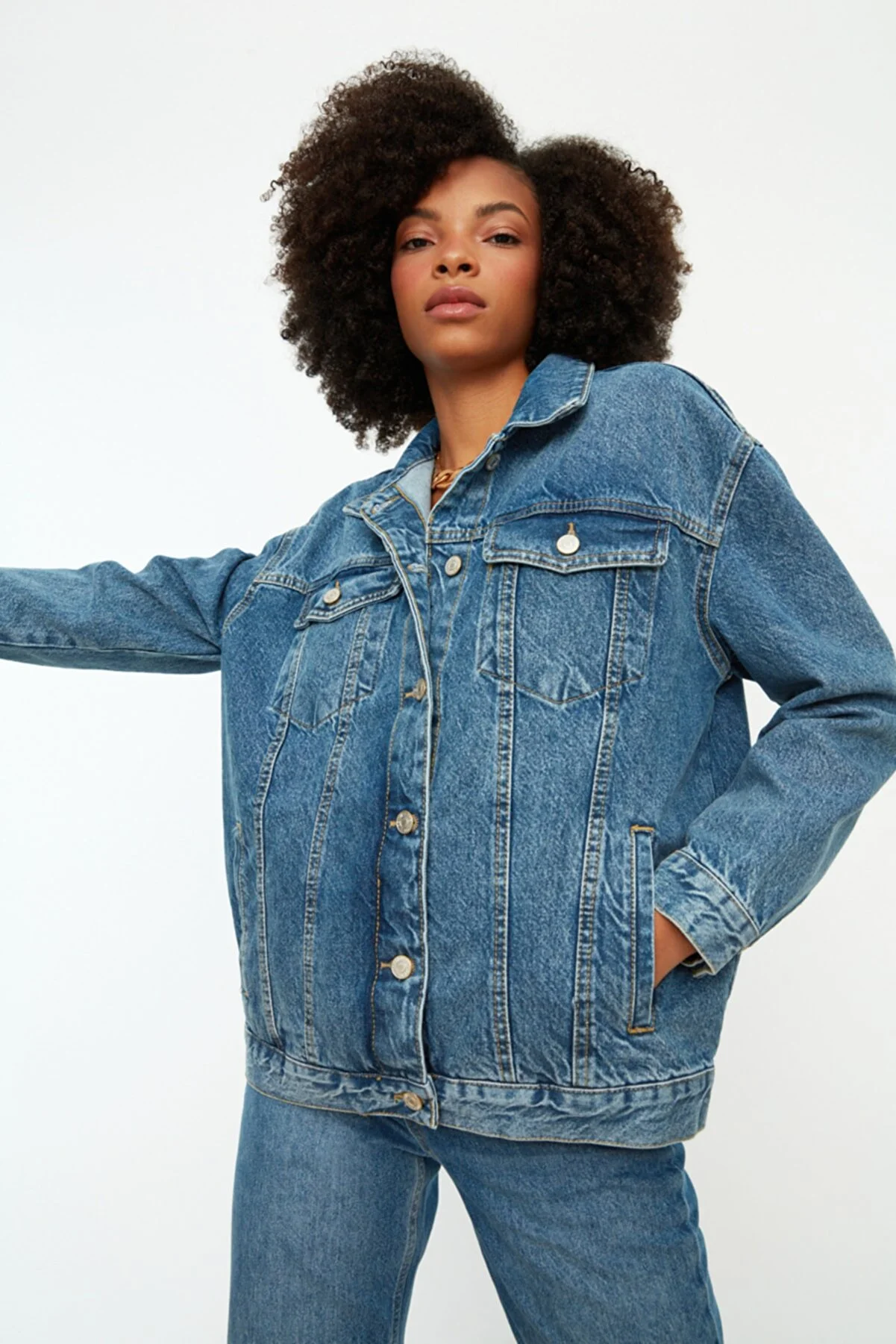 Trendyol Collection  Blaue Oversize-Trucker-Jeansjacke TWOAW22CE0364