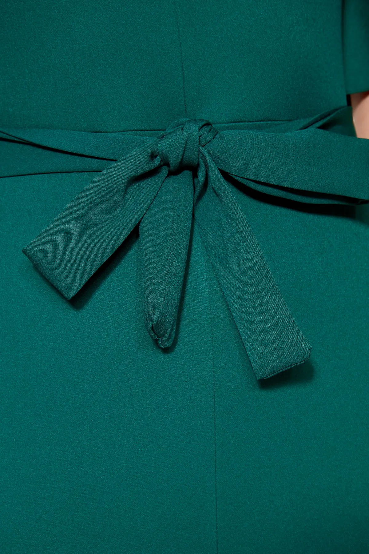 Trendyol Collection  Smaragdgrünes, figurbetontes, gewebtes Midikleid mit Gürtel und Schlitz TOFAW19BB0167