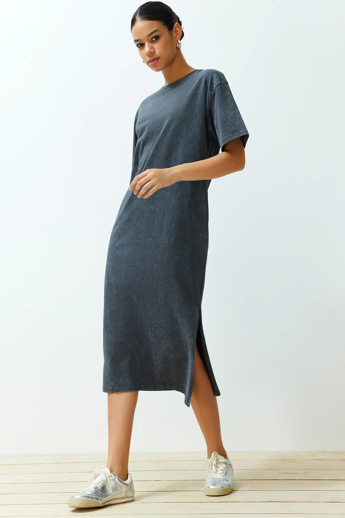 Trendyol Collection  Anthrazitfarbenes, 100 % Baumwolle, geschlitztes T-Shirt-Kleid mit Used-Look und bequemer Passform TWOSS24EL00140