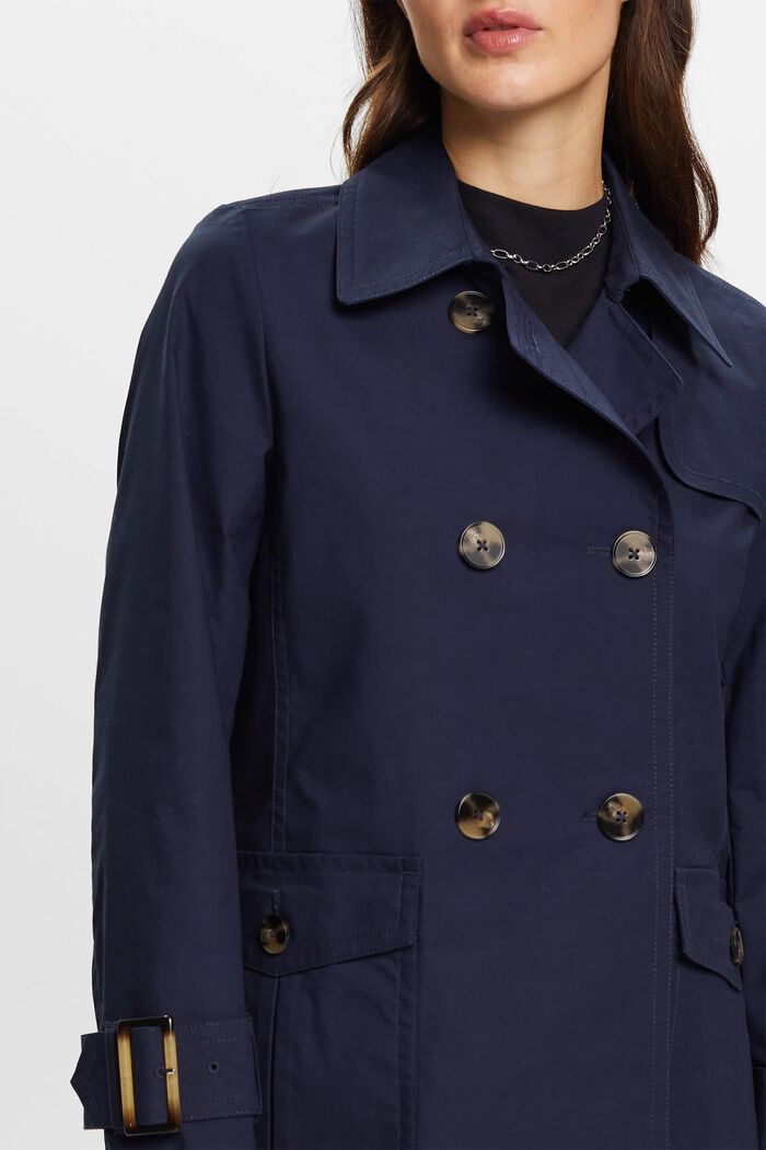 Kurzer zweireihiger Trenchcoat