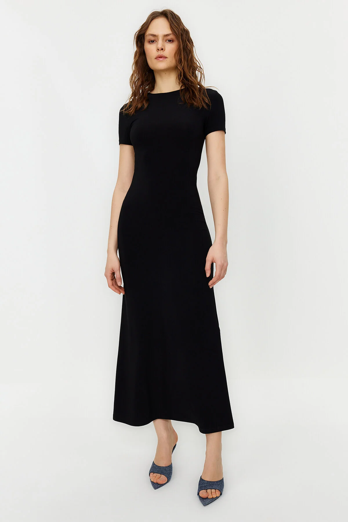 Trendyol Collection  Schwarzes kurzärmliges, figurbetontes/tailliertes Rundhals-Maxi-Bleistiftkleid aus flexiblem Strick TWOSS24EL00097