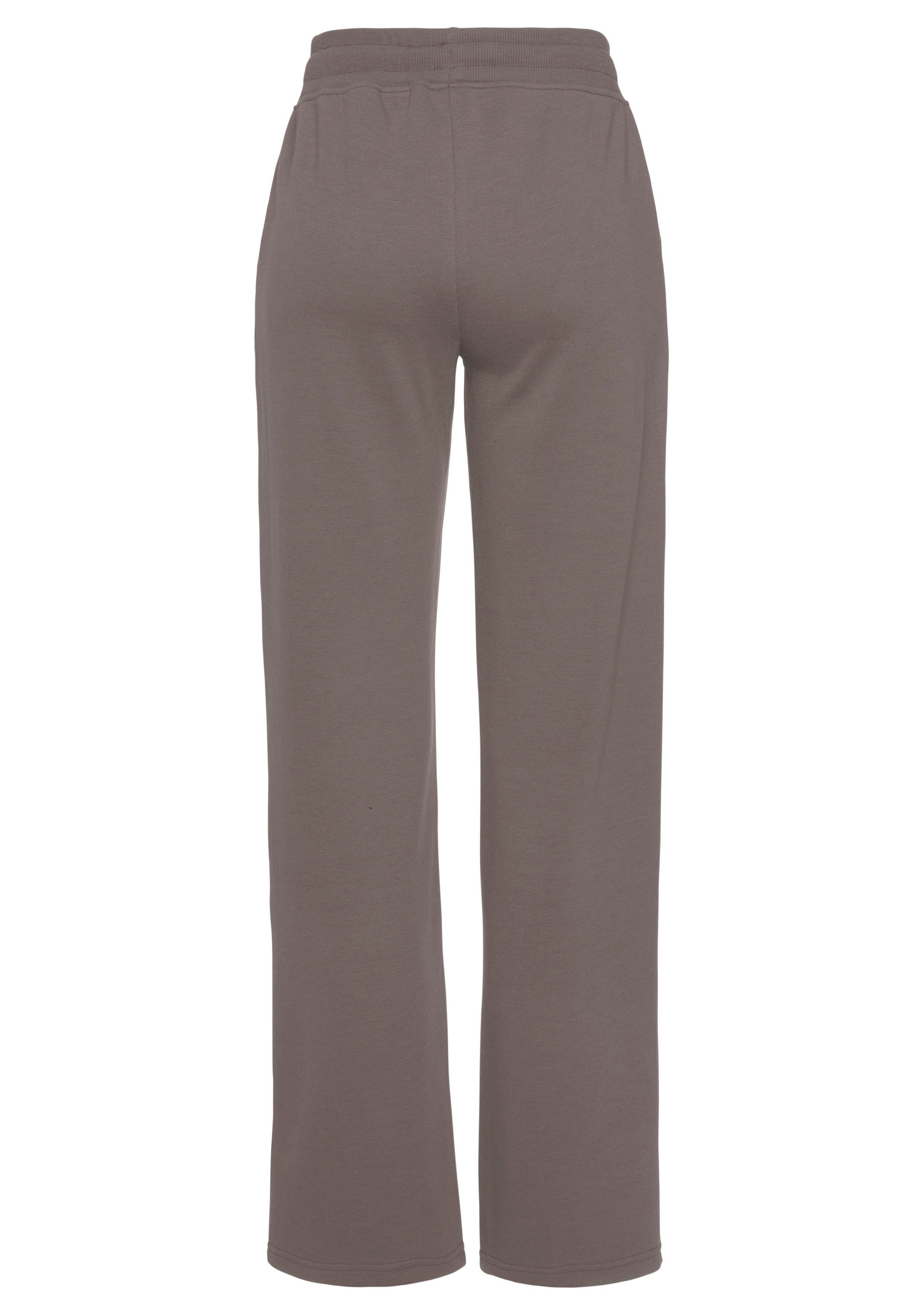 Bench. Loungewear Loungehose -Relaxhose mit Logostickerei und Eingrifftaschen, Loungewear, Loungeanzug