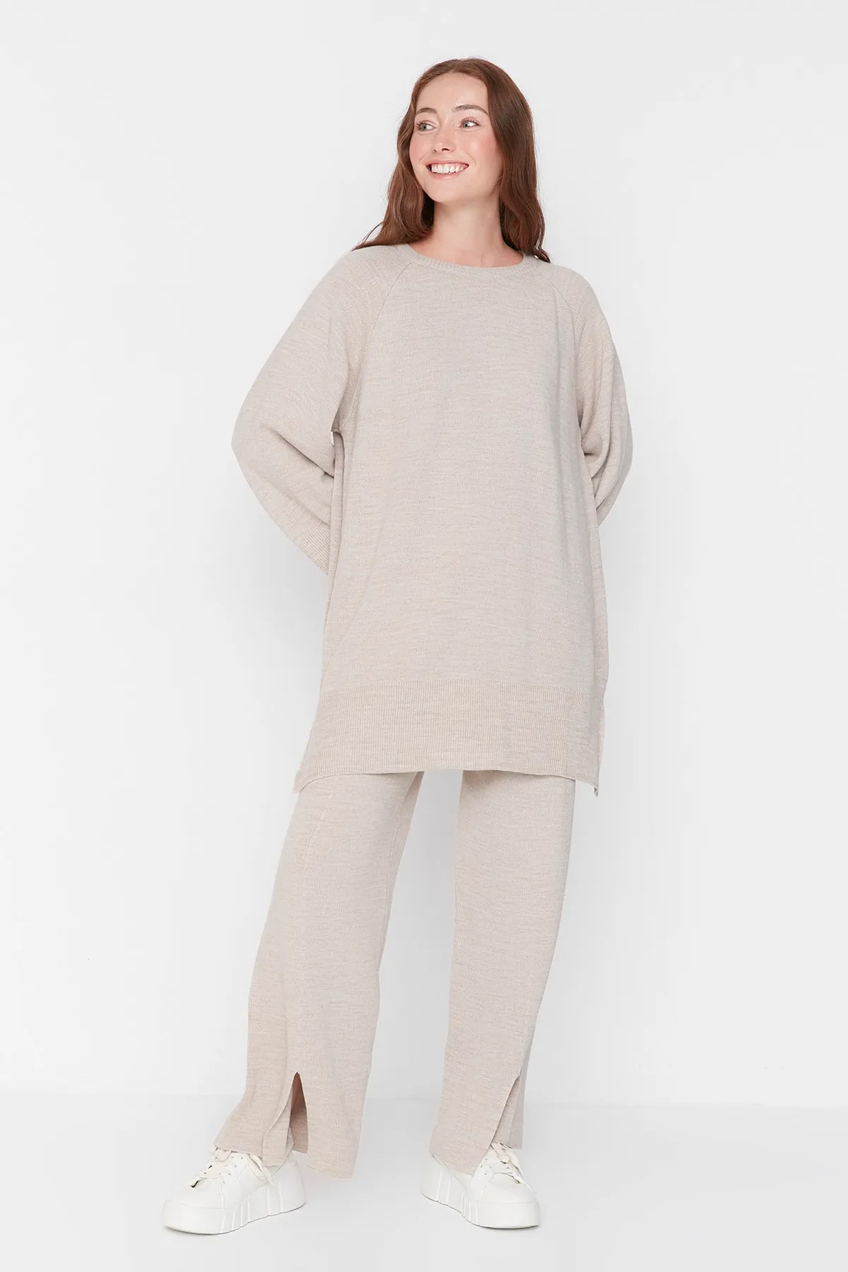 Trendyol Modest  Strickset aus Pullover und Hose mit Schlitzdetail in Stein TCTAW23US00030