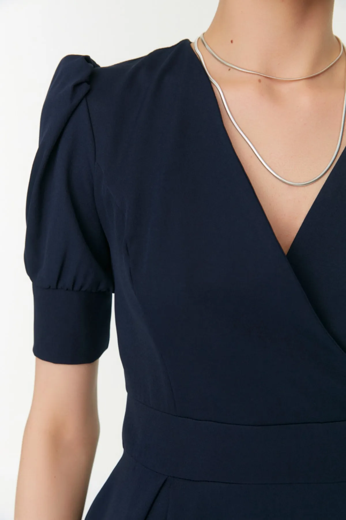 Trendyol Collection  Marineblaues Mini-gefüttertes, zweireihiges, gewebtes Kleid mit Taillenöffnung und plissiertem Kragen TWOSS20EL1639