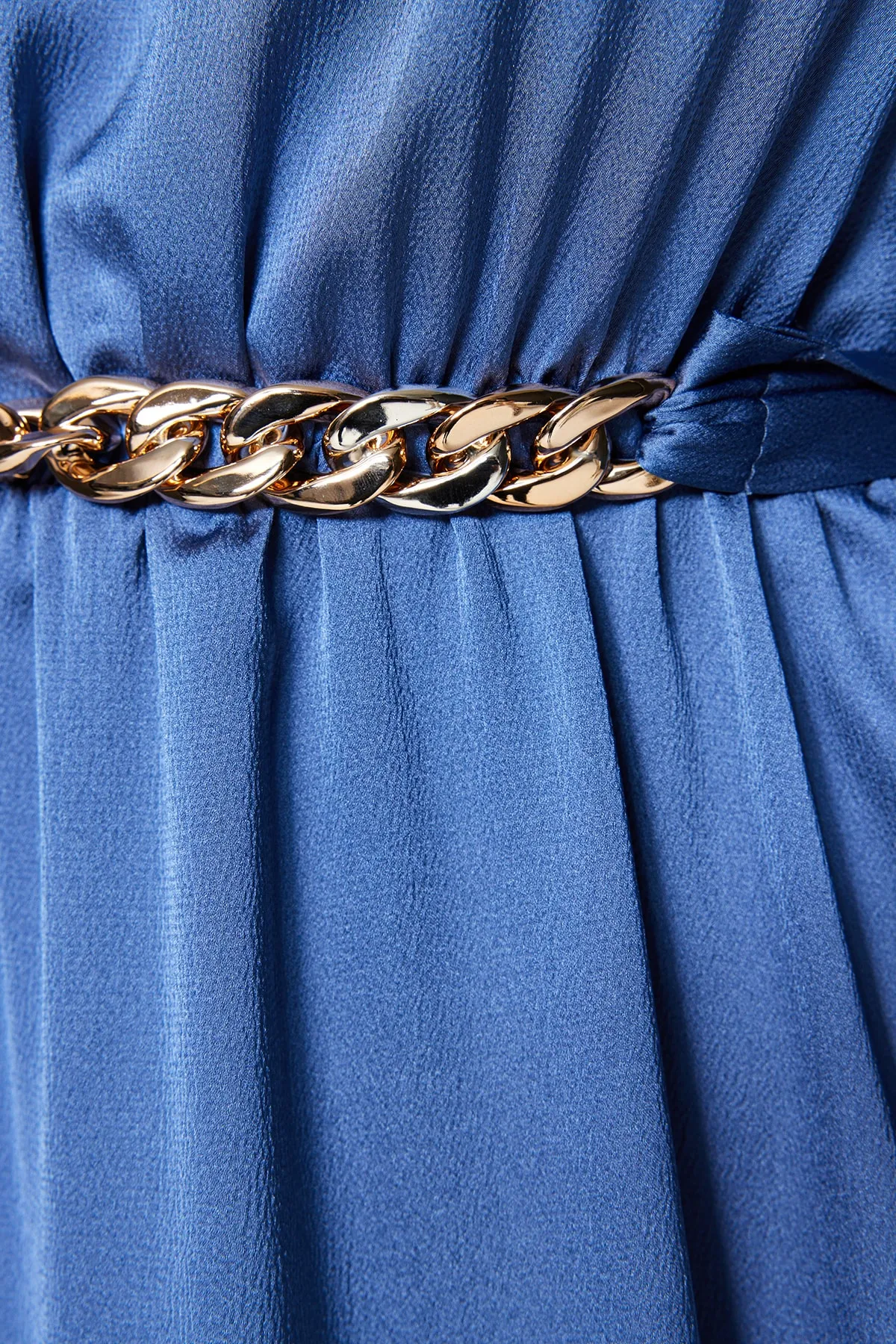 Trendyol Modest  Dunkelblaues gewebtes Abendkleid mit drapiertem Kragen und Manschetten, Gürtel TCTSS22EB0142