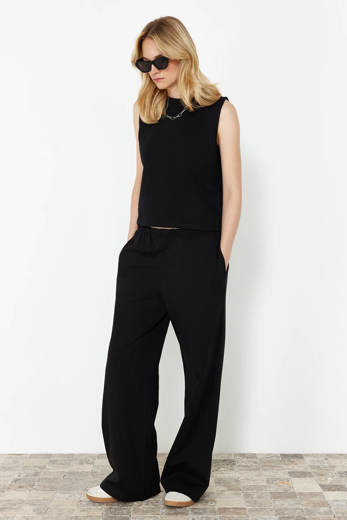 Trendyol Collection  Schwarzes Set aus Oberteil und Unterteil aus 100 % Baumwolle mit weitem Bein und ohne Ärmel TWOSS24AU00062