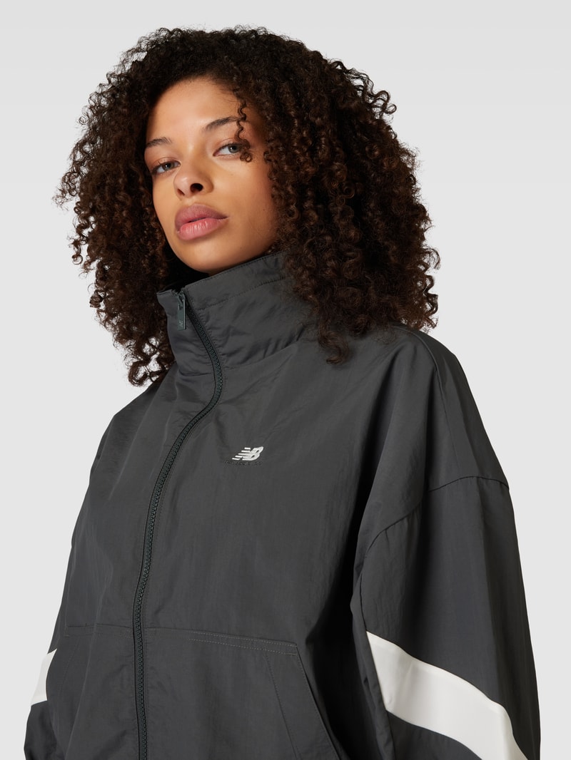 Trainingsjacke mit Eingrifftaschen in schwarz