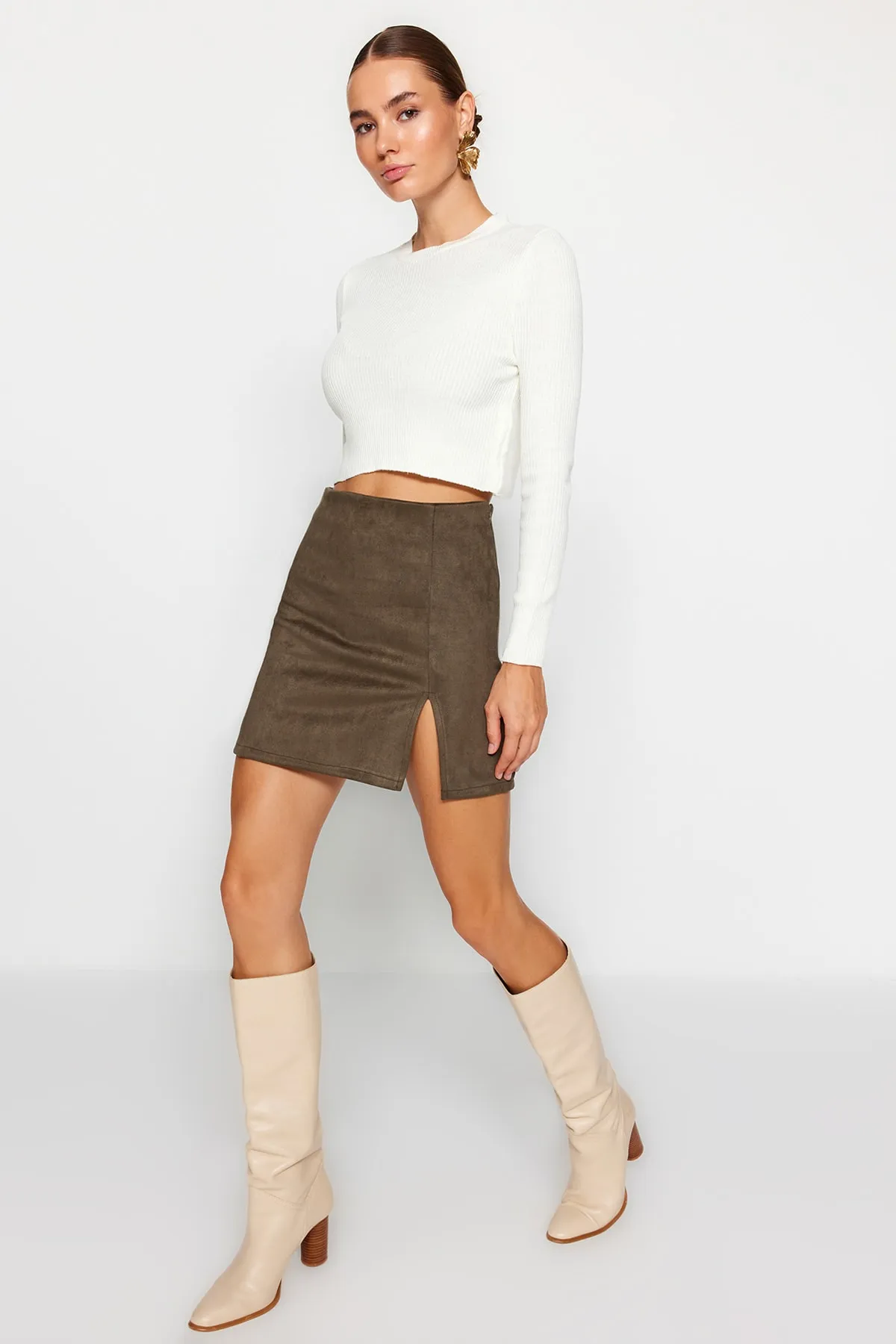 Trendyol Collection  Khakifarbener Mini-Strickrock aus Wildleder mit Schlitz TWOAW24ET00211