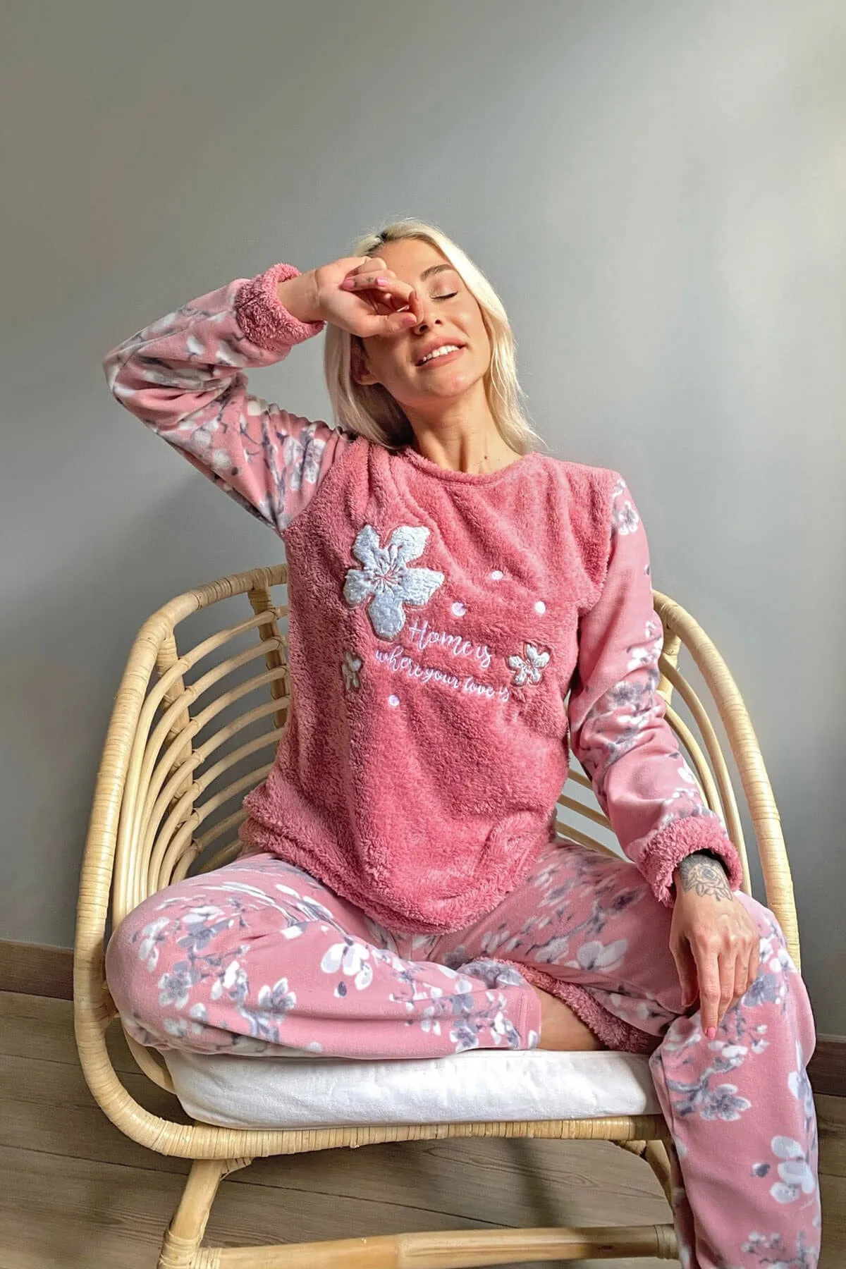 Pijamaevi  Plüsch-Pyjama-Set für Damen mit rosa Blattmuster
