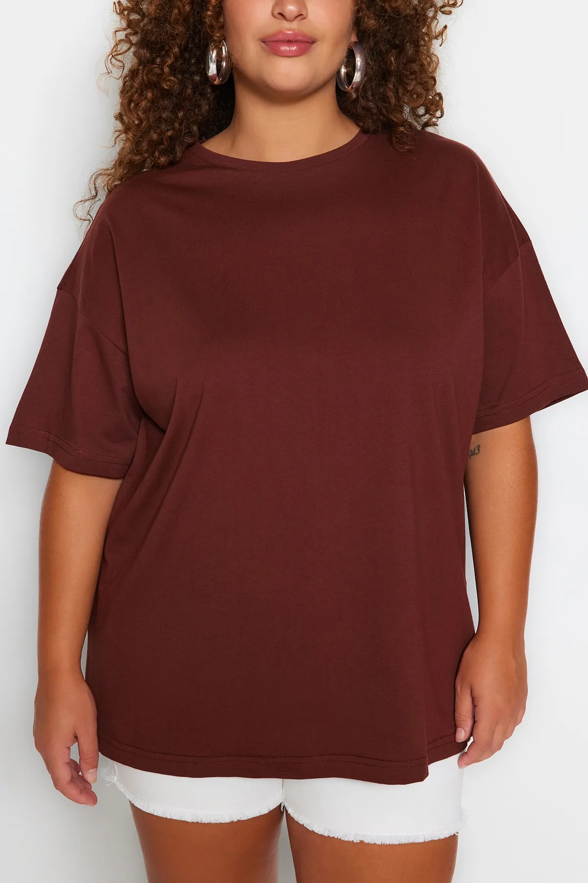 Trendyol Curve  Braunes gestricktes T-Shirt mit Rundhalsausschnitt und Rückenaufdruck TBBSS23BF00024
