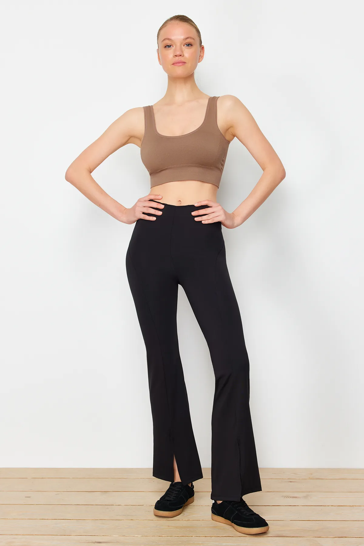 Trendyol Collection  Schwarze Sport-Jogginghose aus Scuba-Stoff mit Schlitz im spanischen Beinstil - THMSS24EA00003