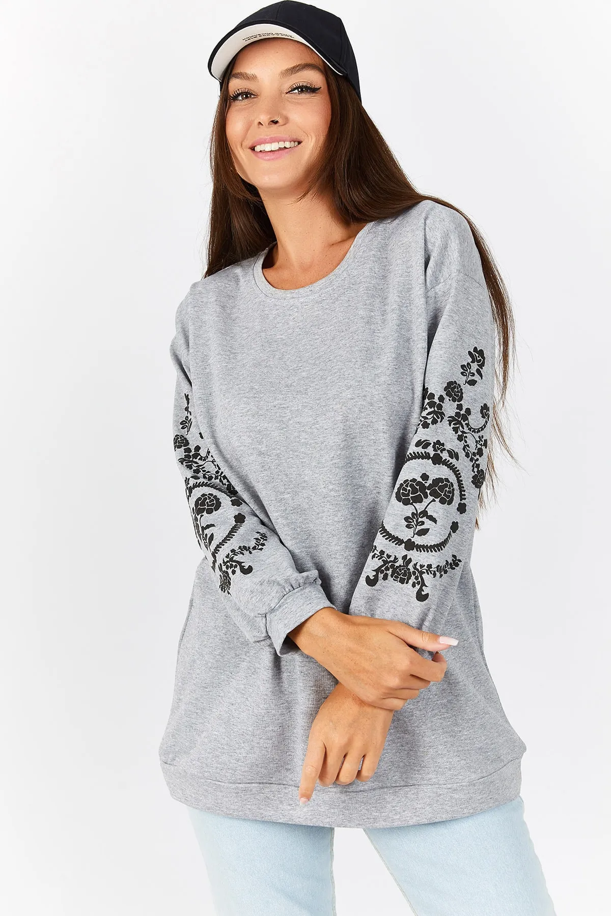 armonika  Graumelierte Damen-Tunika mit rundem Ausschnitt und geprägten Ärmeln ARM-21K024033