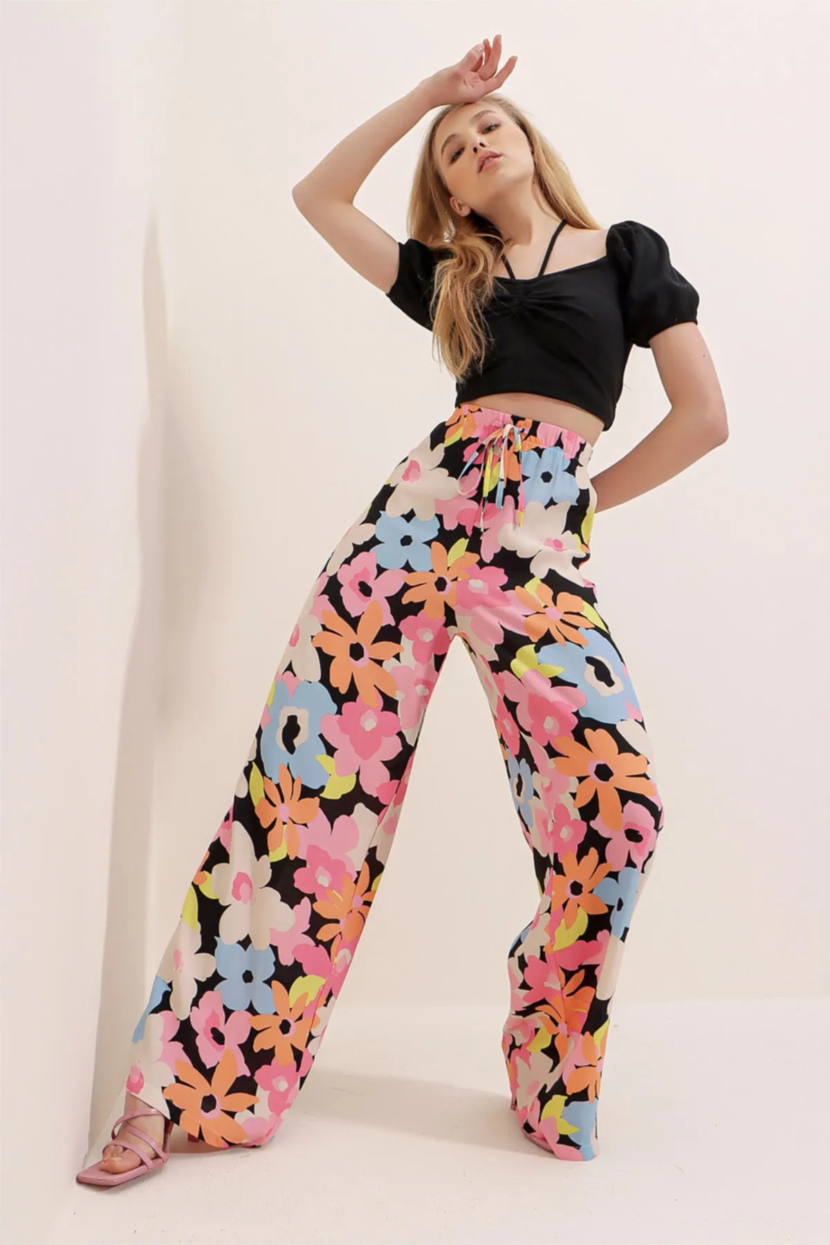 Trend Alaçatı Stili  Damen-Hose mit gemustertem Mix und lässigem Schnitt ALC-X6016