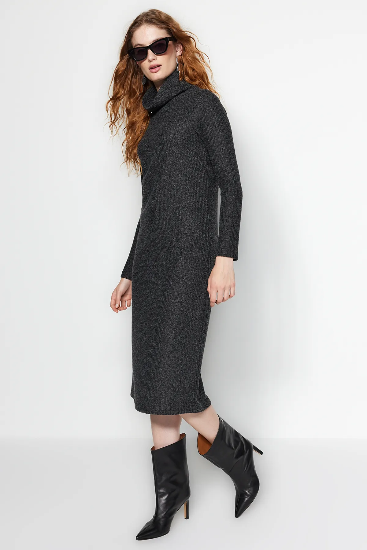 Trendyol Collection  Anthrazitfarbenes, geripptes, flexibles, gerades Maxi-Strickkleid mit Rollkragen TWOAW24EL00621