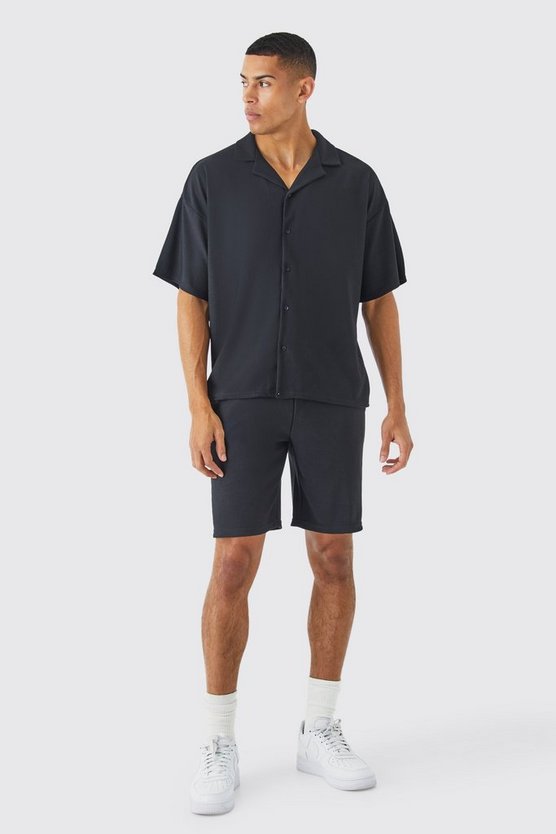 Kastiges geripptes Hemd und Shorts mit kurzen Ärmeln