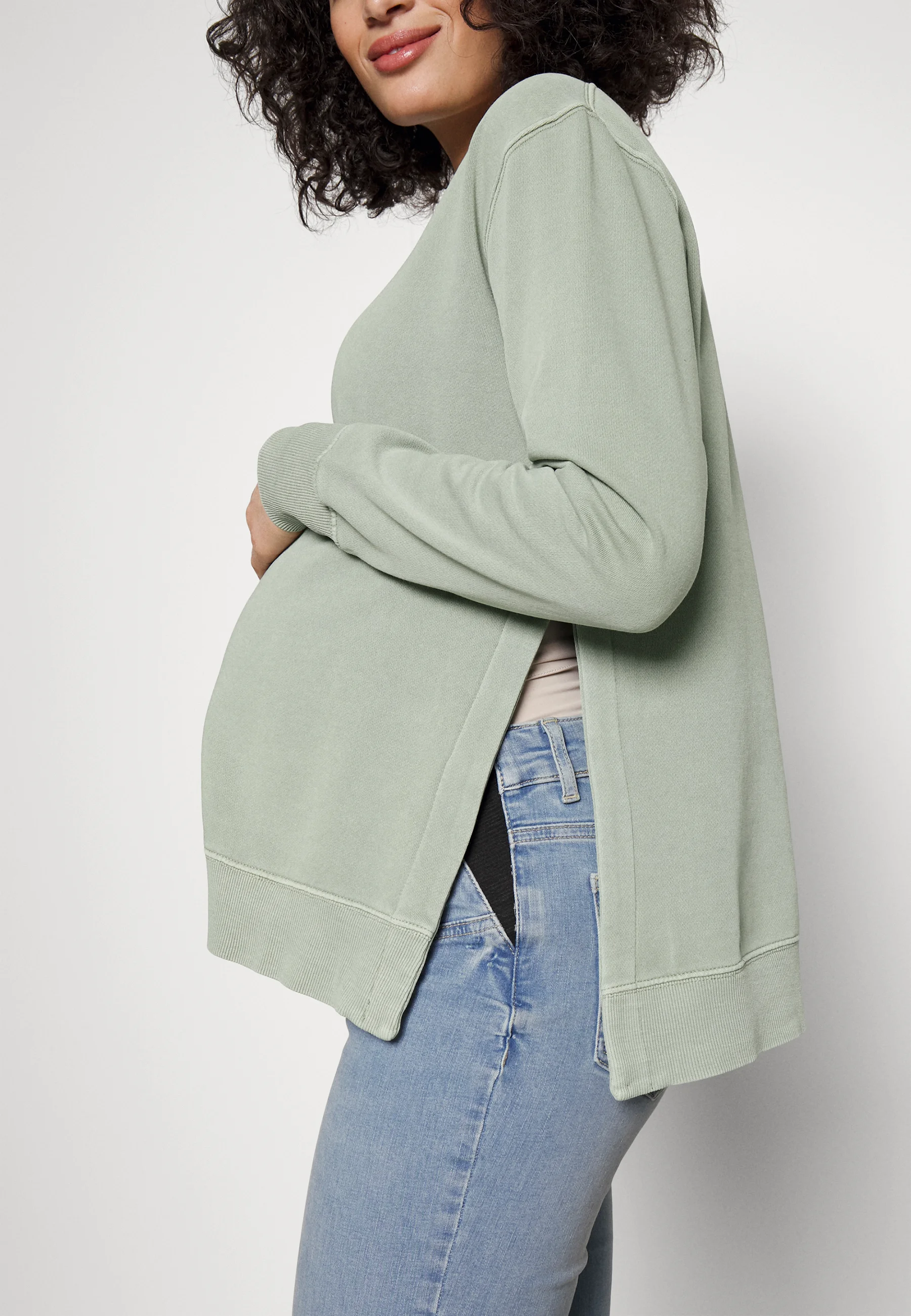 Sudadera clásica de cuello redondo con lavado lateral de Cotton On Maternity