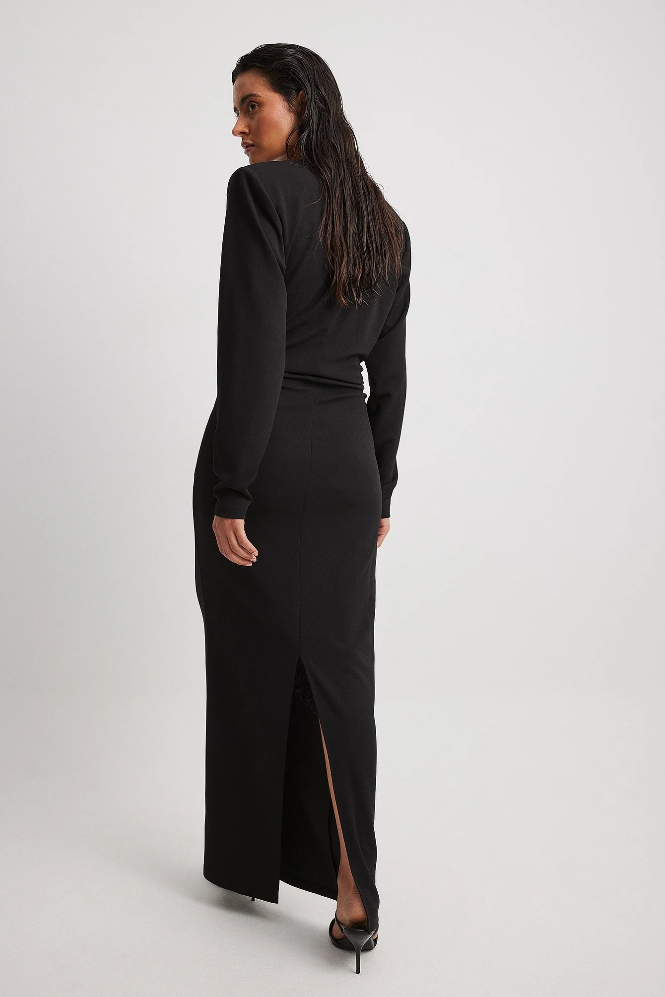 Maxikleid mit markierten Schultern