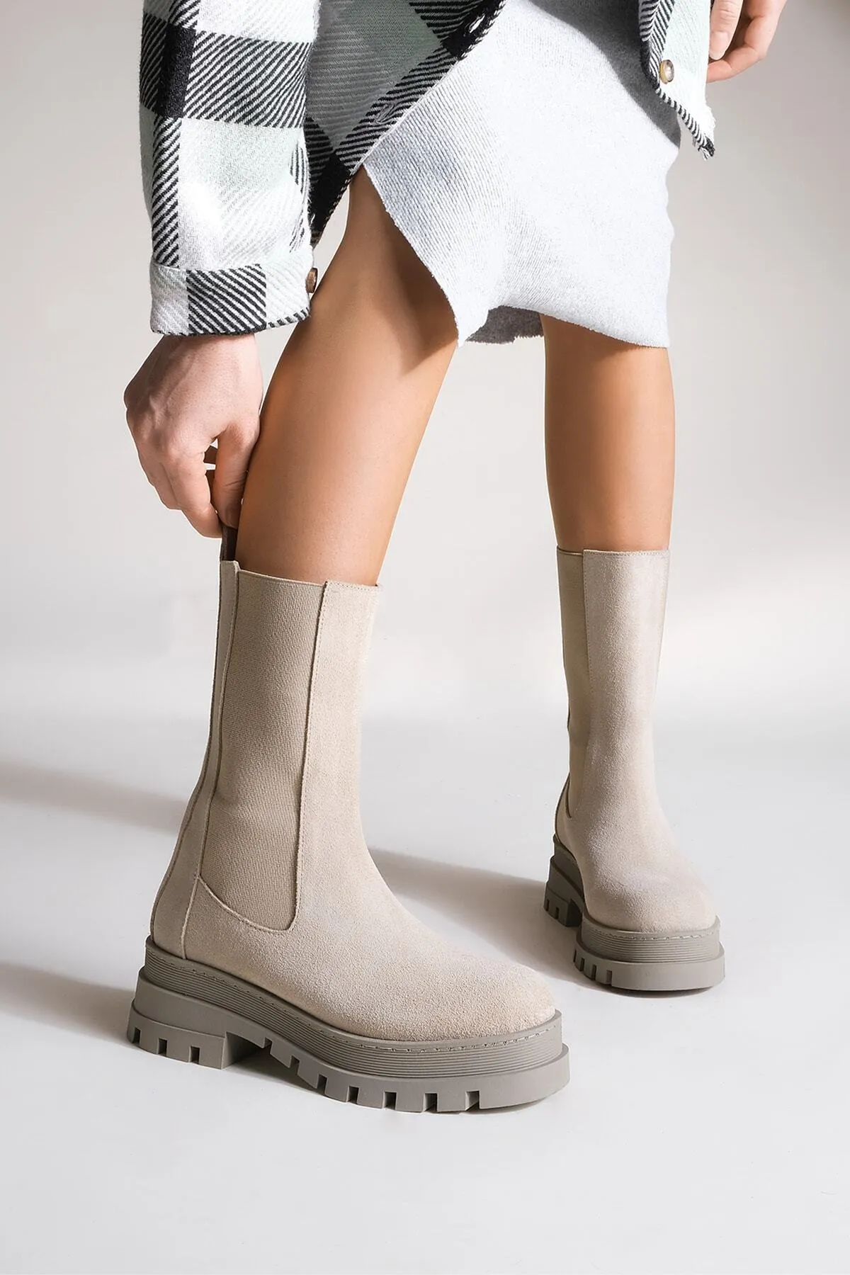 Marjin  Damen Stiefel aus echtem Leder für den Alltag, dicke gezackte Sohle, elastisch, Unvez, beige, Wildleder