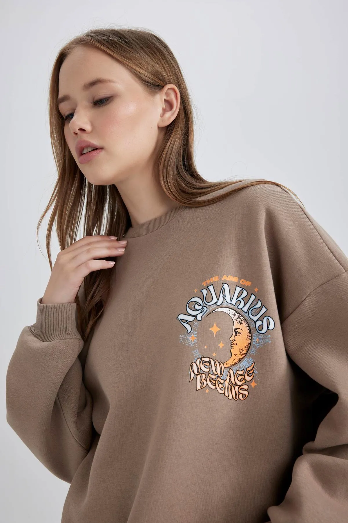 DeFacto  Cooles Sweatshirt mit Rundhalsausschnitt und Aufdruck auf der Rückseite in Übergröße A8978ax23wn