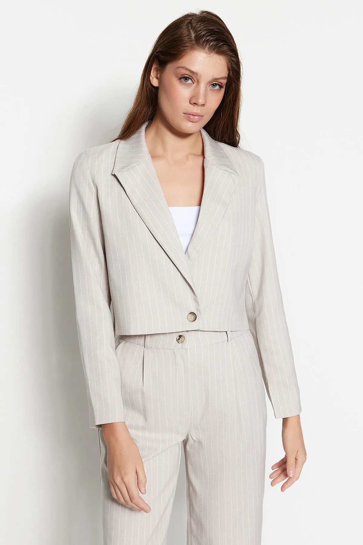 Trendyol Collection  Stone Regular Crop gewebte gestreifte Blazerjacke TWOSS23BC00029