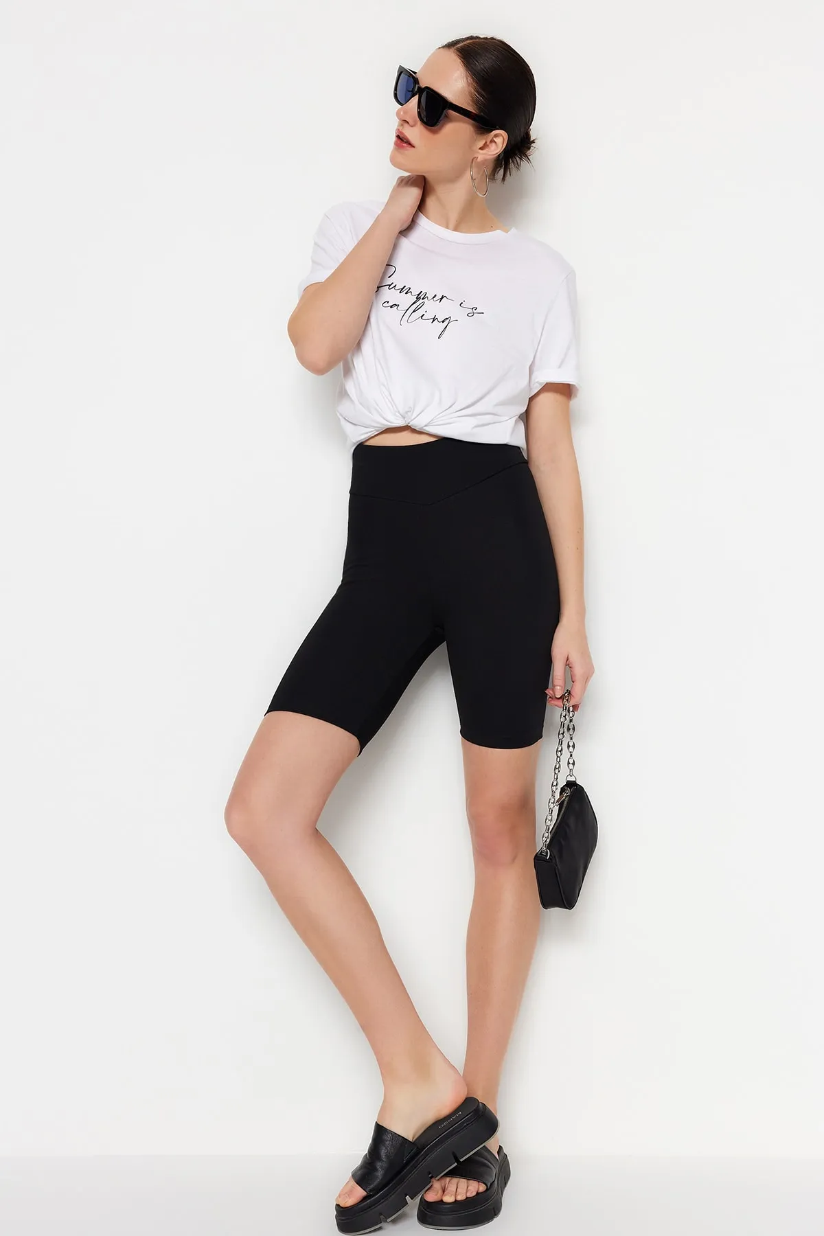 Trendyol Collection  Schwarze, hoch taillierte Biker-Leggings mit Interlock-Strick im Waist Recovery-Stil TWOSS23TA00023