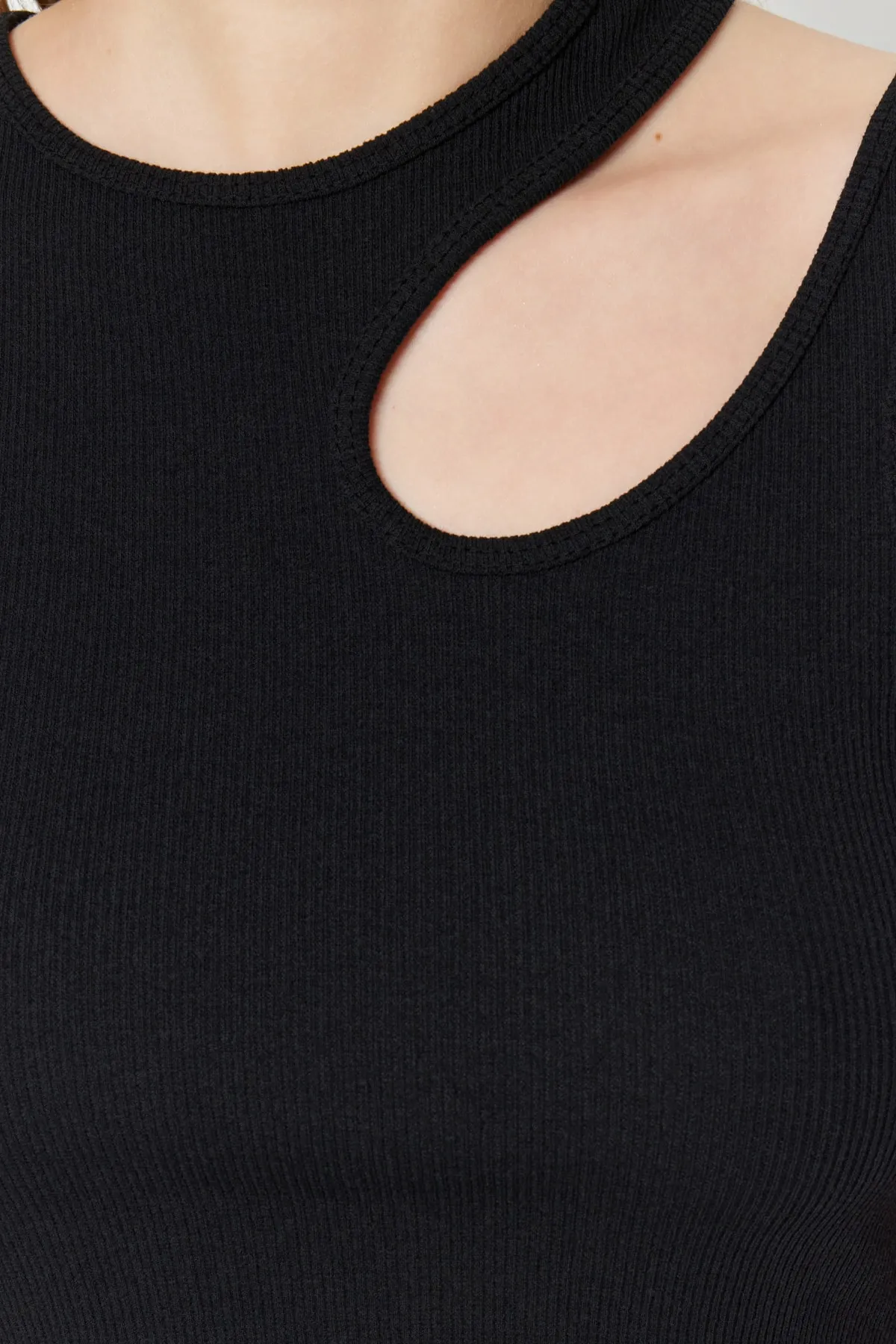 Trendyol Collection  Schwarz-weißes 2er-Pack tailliertes, kurzes, geripptes, flexibles Strick-Tanktop mit Cut-Outs TWOSS23AL00006