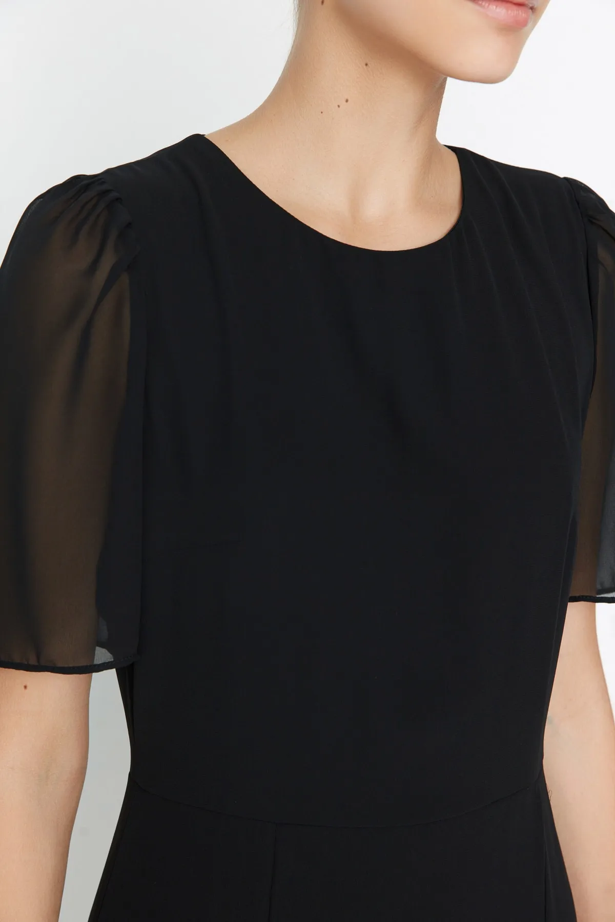 Trendyol Collection  Schwarzes gewebtes Midikleid aus Chiffon mit Volantfutter TWOSS22EL2771