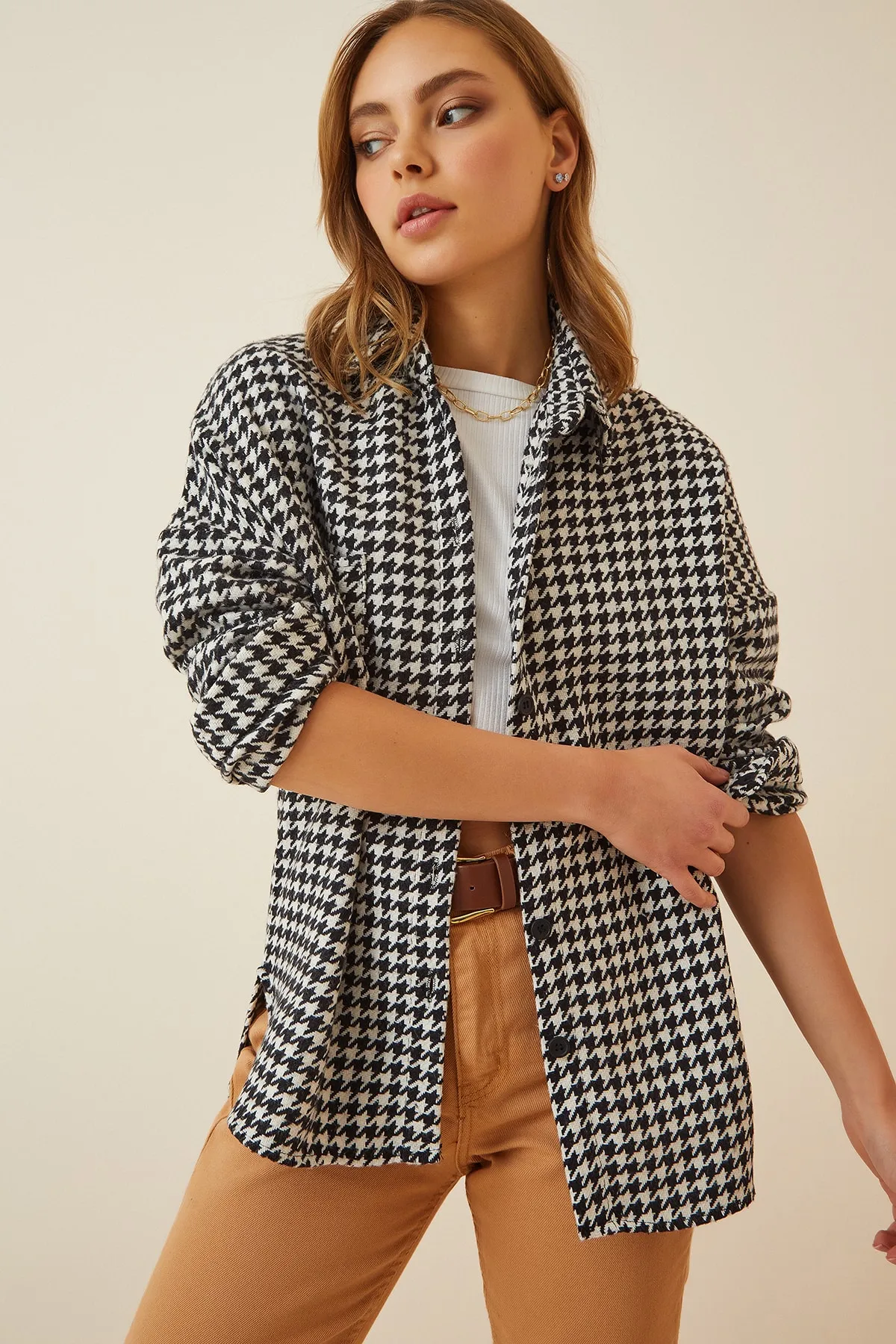Happiness İstanbul  Weißes und schwarzes Hahnentrittmuster für Damen, Oversize-Hemdjacke aus Wolle mit Stempelmuster, BH00300