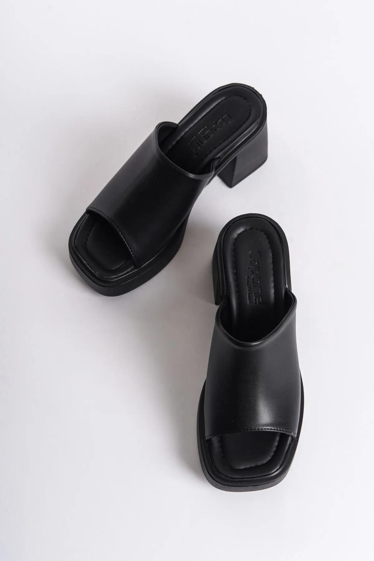 Capone Outfitters  Amy Platform Single-Streifen-Damenhausschuhe