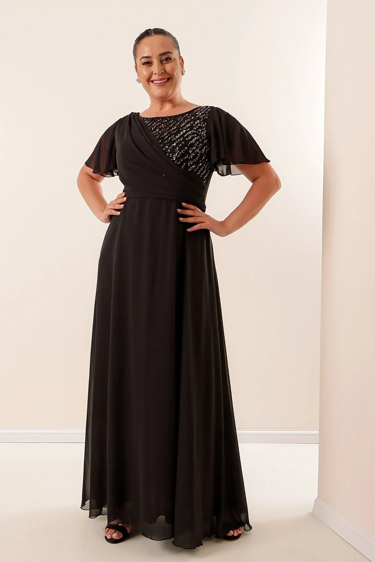 By Saygı  Langes Plus Size Chiffonkleid mit perlenbesticktem Futter auf der Vorderseite Weite Größenabstände Pflaume