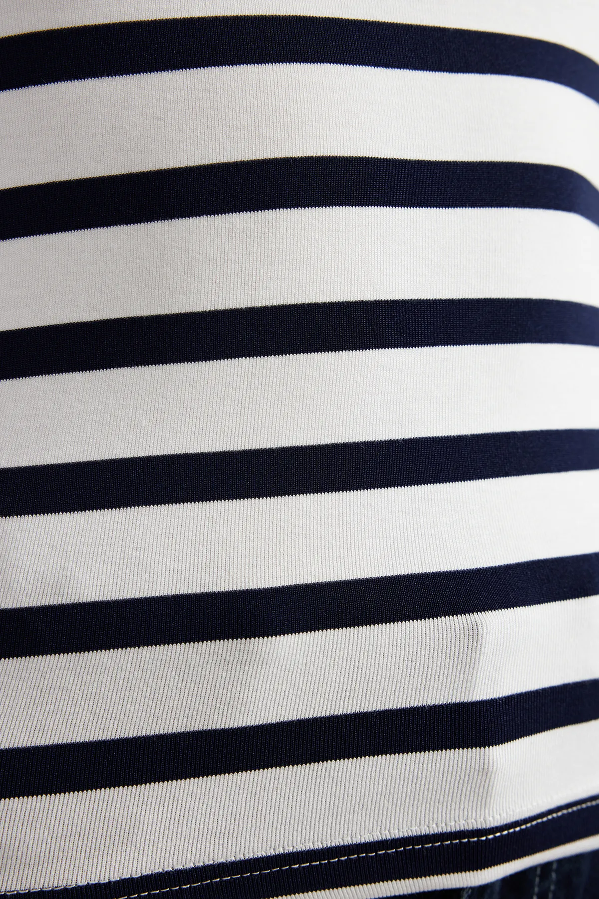 Trendyol Collection  Marineblau gestreifte Bluse aus dehnbarem Strickstoff aus Viskose/weichem Stoff TWOSS24BZ00296