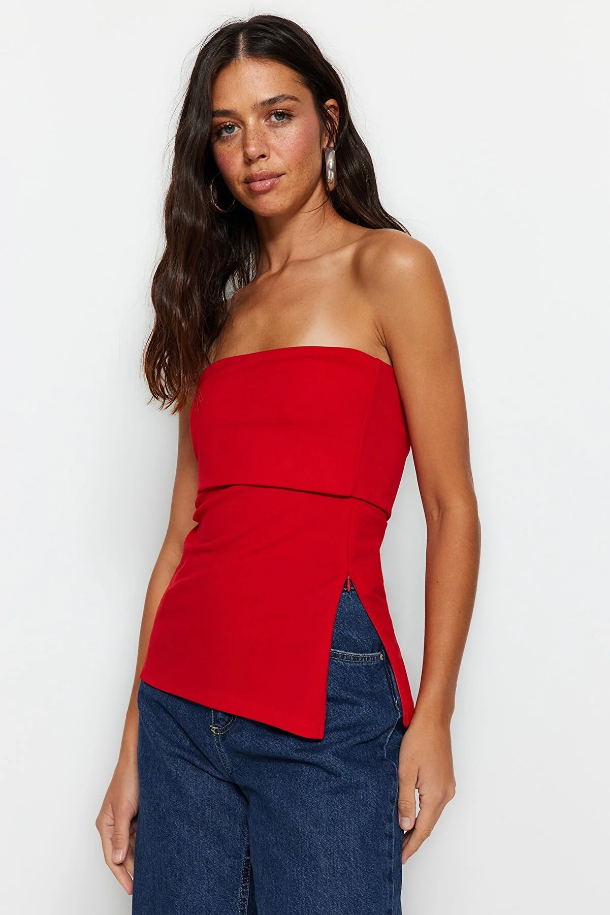 Trendyol Collection  Rote Krepp-Strickbluse mit trägerlosem Kragen und seitlichem Reißverschluss TWOSS23BZ00928