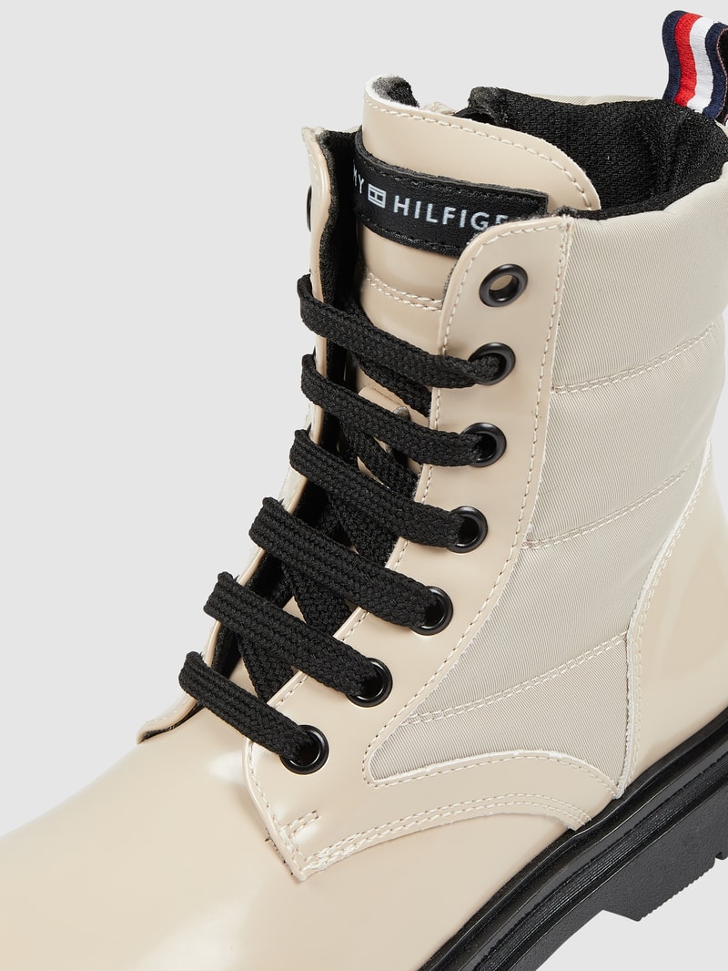 Boots in Lack-Optik in beige