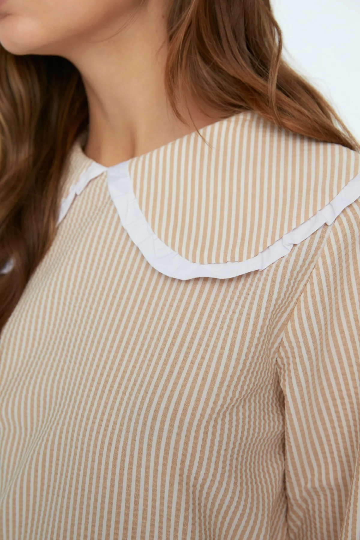 Trendyol Modest  Beige gestreifte Seersucker-Tunika mit Babykragen TCTSS22TN0012