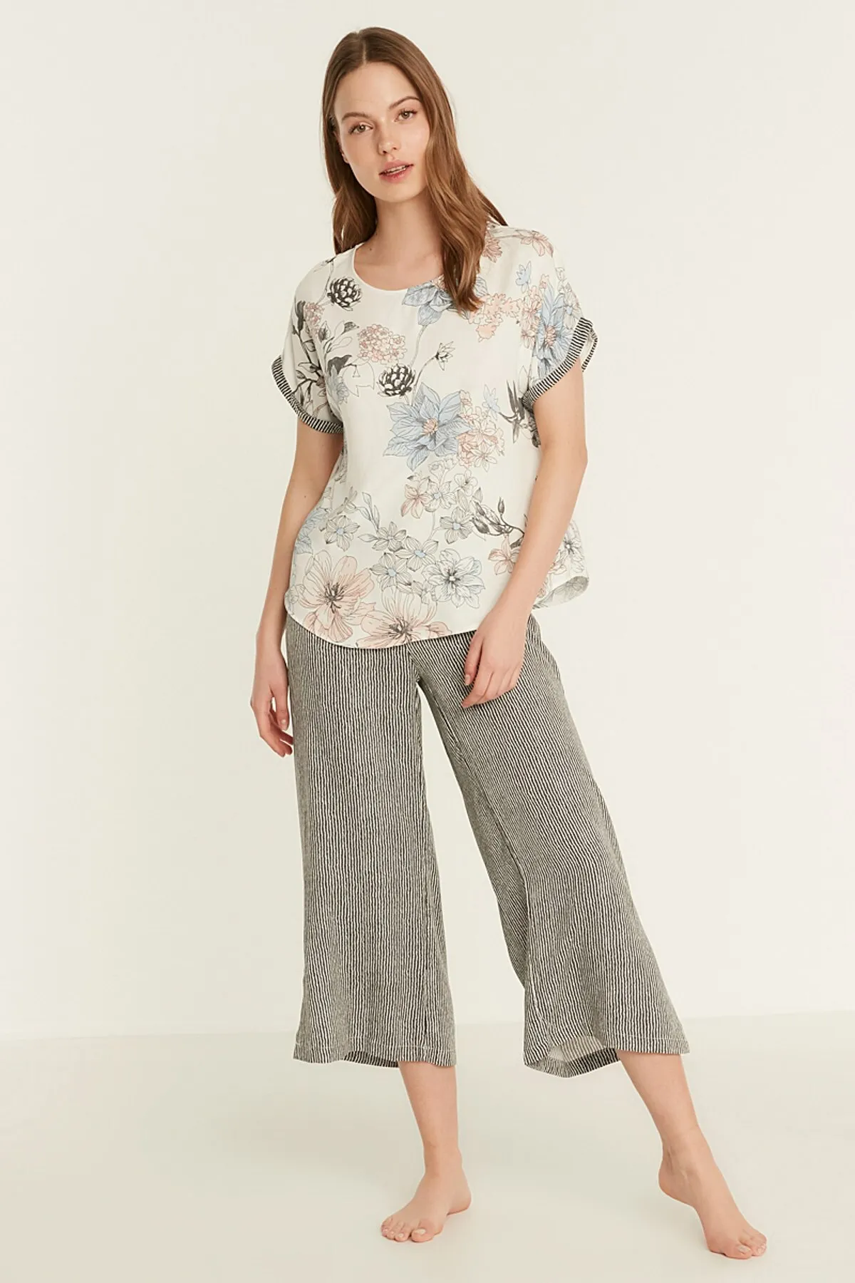 C&City  Gemustertes Kurzarm-Pyjama-Set aus Viskose 9081 Ecru