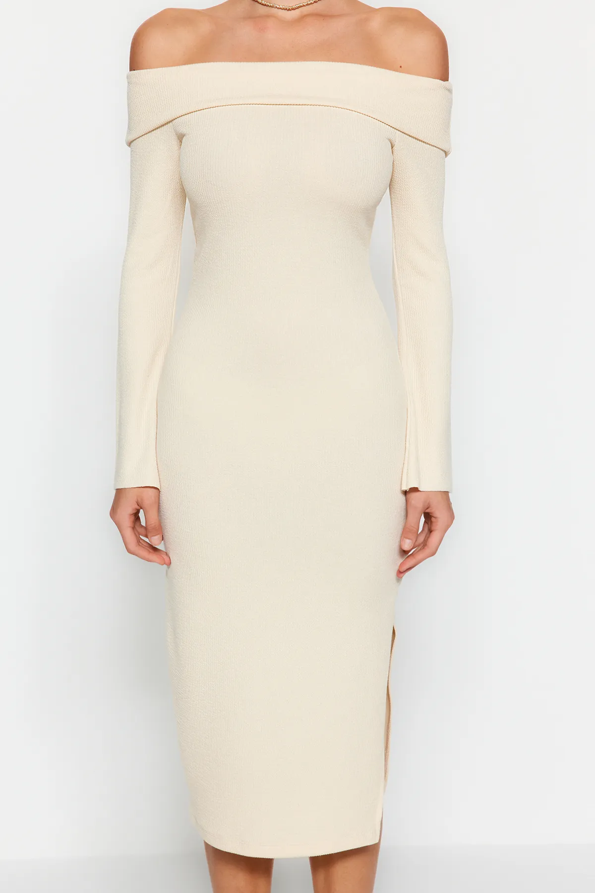 Trendyol Collection  Beiges tailliertes, geripptes, weich strukturiertes Midi-Bleistiftkleid aus flexiblem Strick mit Carmen-Kragen TWOAW24EL00803