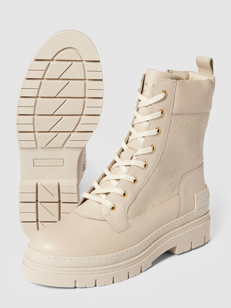 Schnürboots mit Label-Details in offwhite