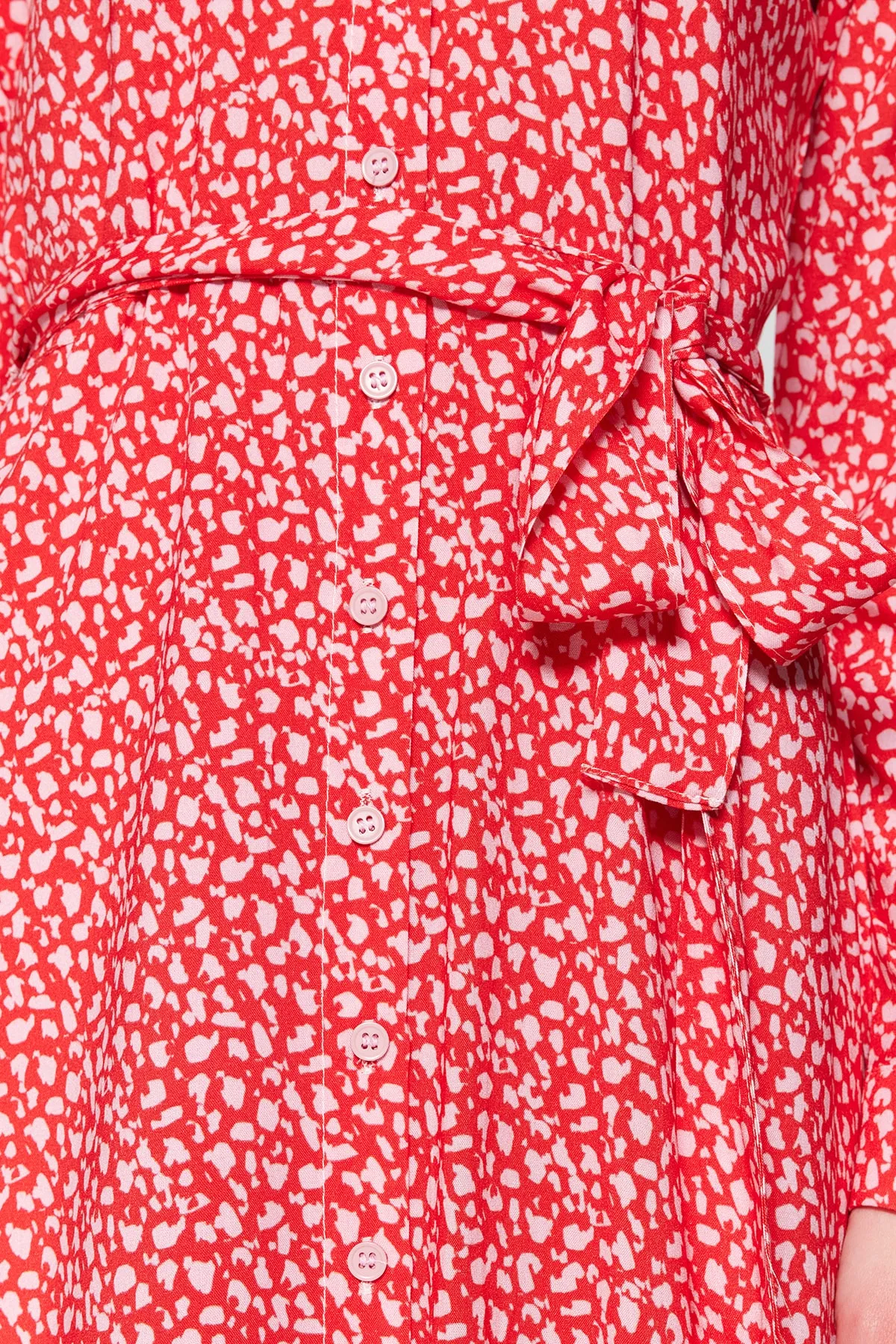 Trendyol Modest  Rosa Hemdblusenkleid aus 100 % gewebter Viskose mit Tiermuster und Gürtel TCTSS21EL3445