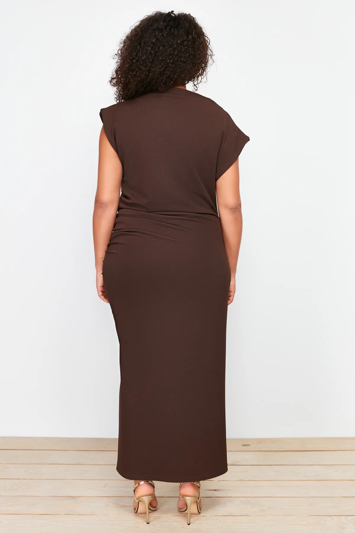 Trendyol Curve  Braunes, detailliertes Midi-Strickkleid mit Raffungen TBSSS24AH00080