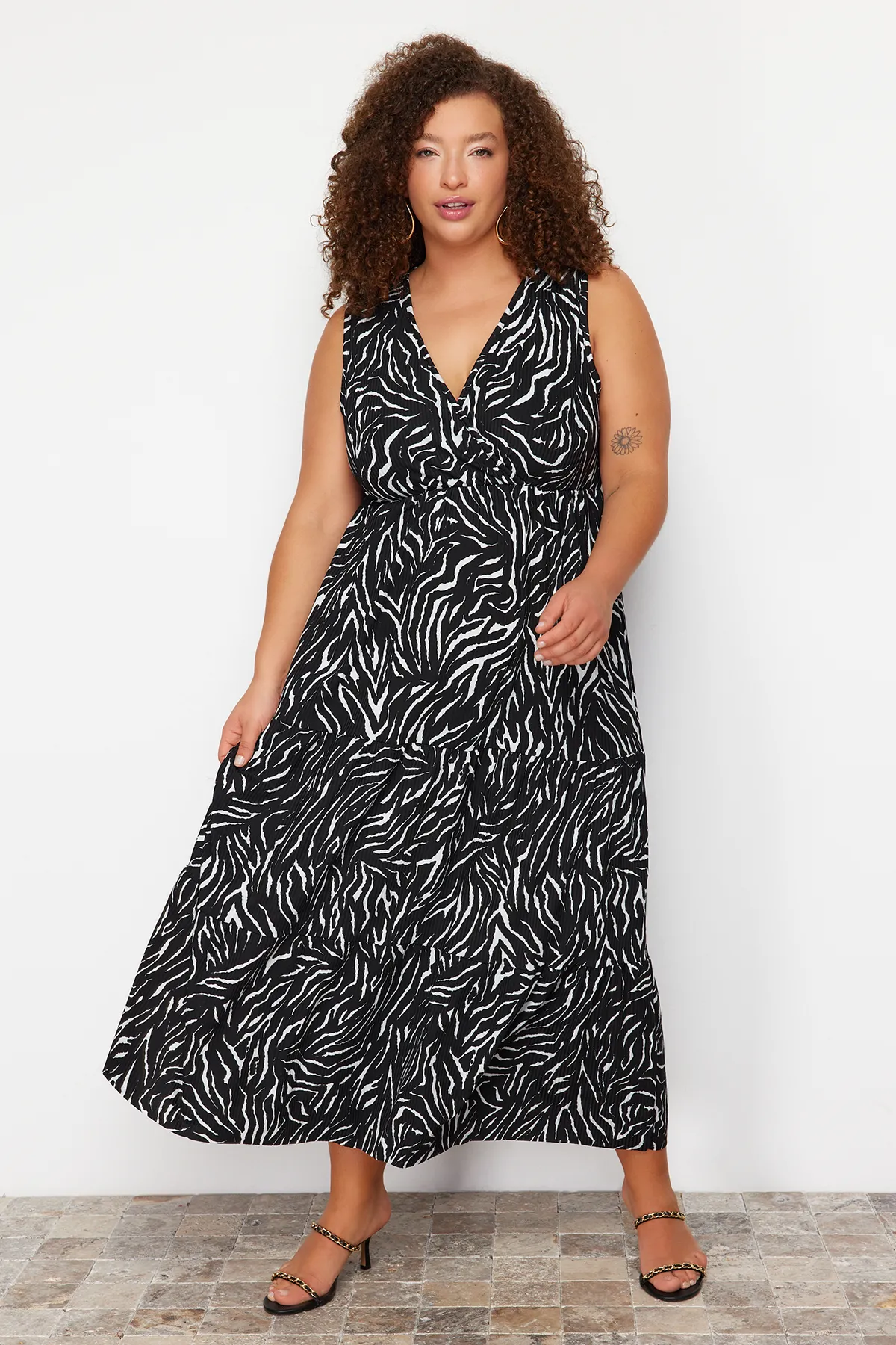 Trendyol Curve  Schwarzes A-Linien-Strickkleid mit Tiermuster TBBSS22AH00010
