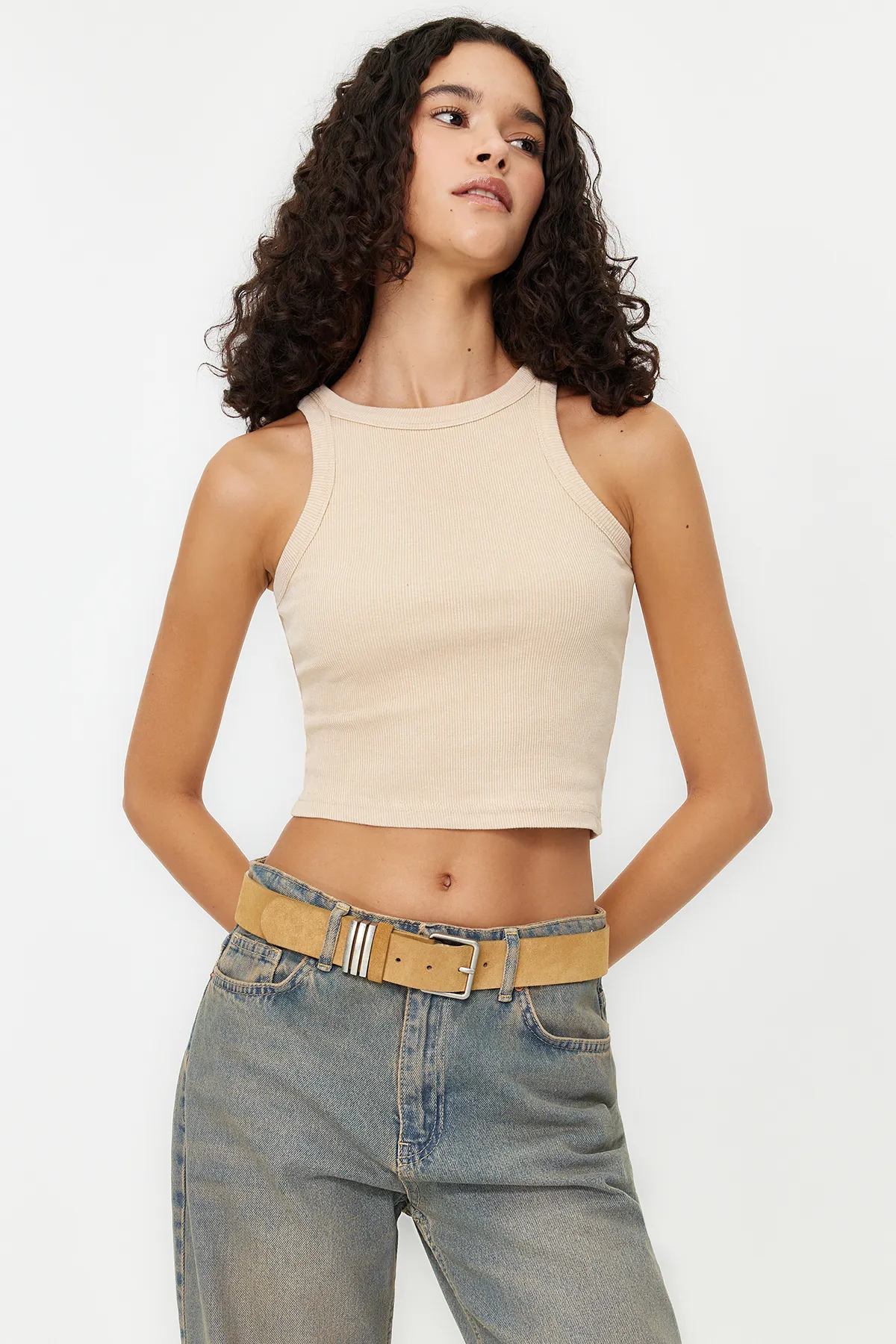 Trendyol Collection  Beigefarbenes, kurz geschnittenes Neckholder-Unterhemd aus dehnbarer Baumwolle mit Antik-/verblasstem Effekt TWOSS24AL00000