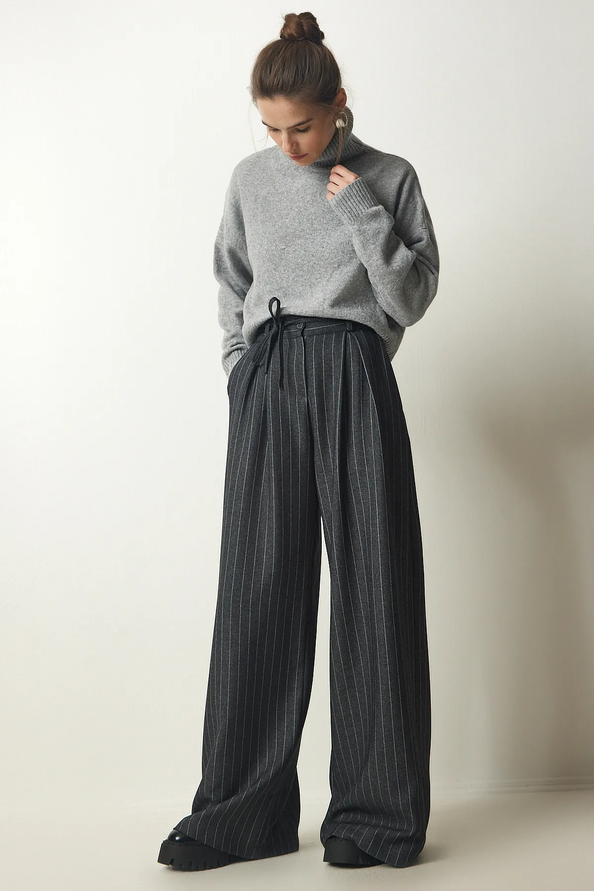 Happiness İstanbul  Dunkelgraue, schlanke, gestreifte, lockere Palazzo-Hose für Damen FN03147