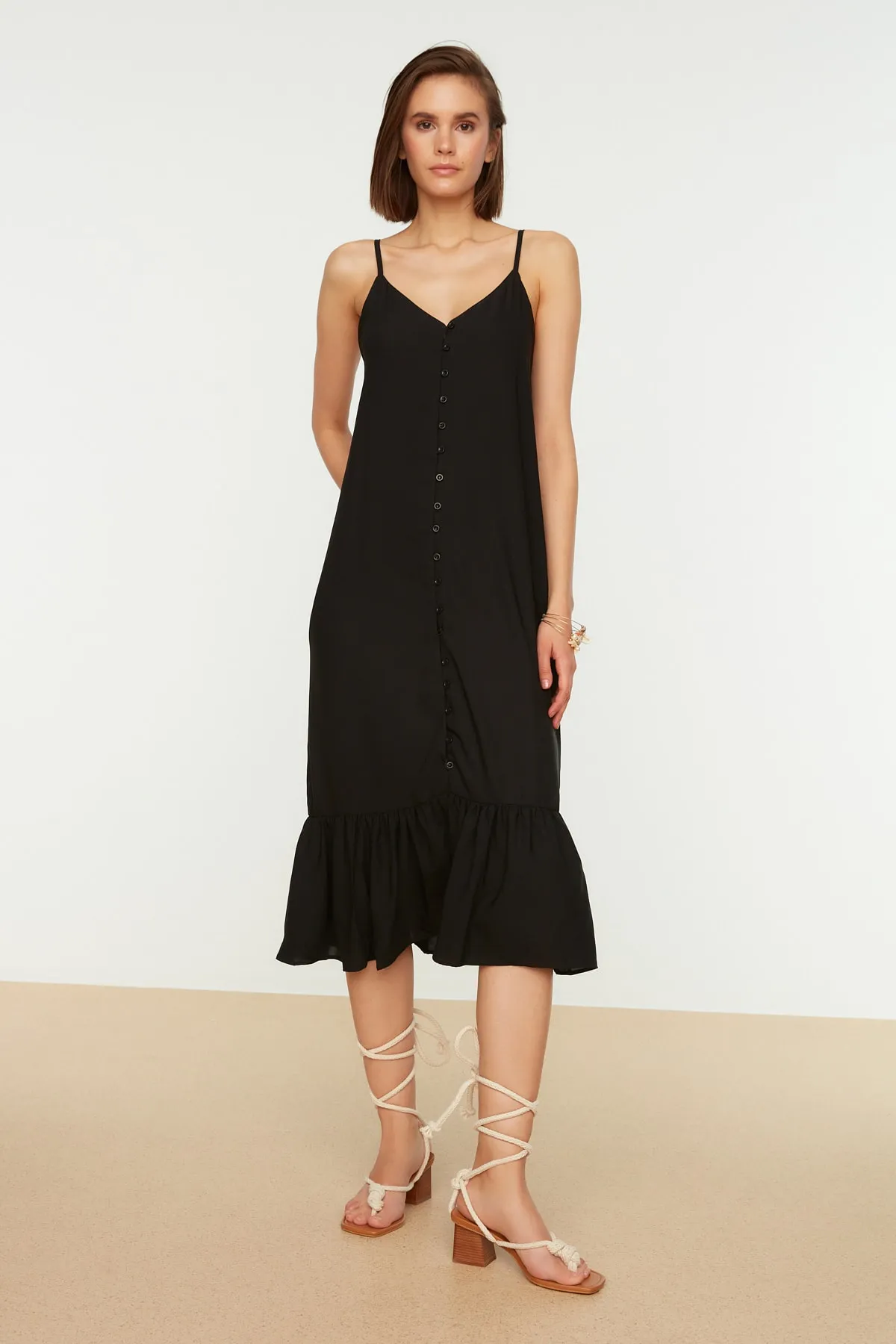 Trendyol Collection  Schwarzes, gewebtes Kleid mit Trägern und Knöpfen TWOSS21EL1990