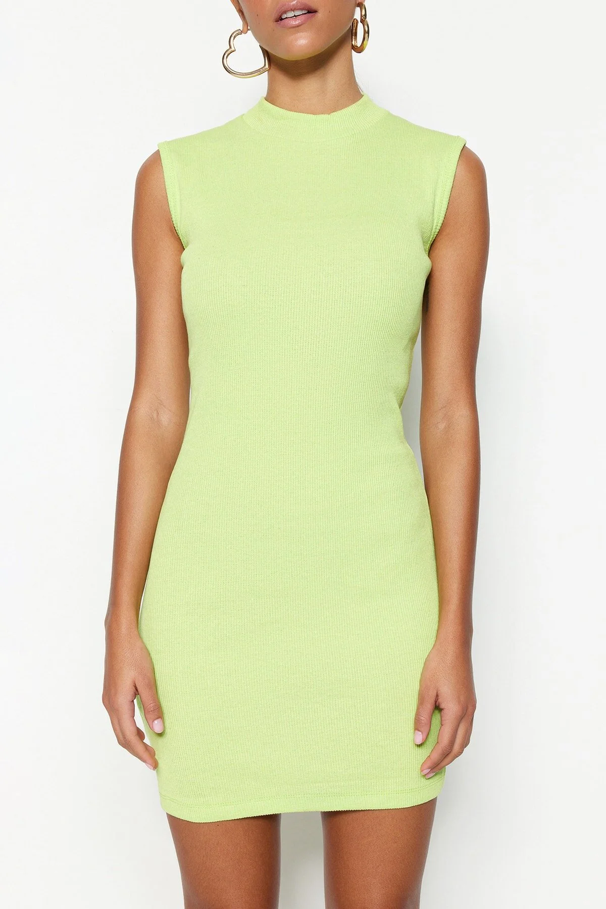 Trendyol Collection  Limettengrünes ärmelloses, tailliertes, dehnbares Mini-Bleistiftkleid aus Strick mit Rundhalsausschnitt TWOSS22EL2819