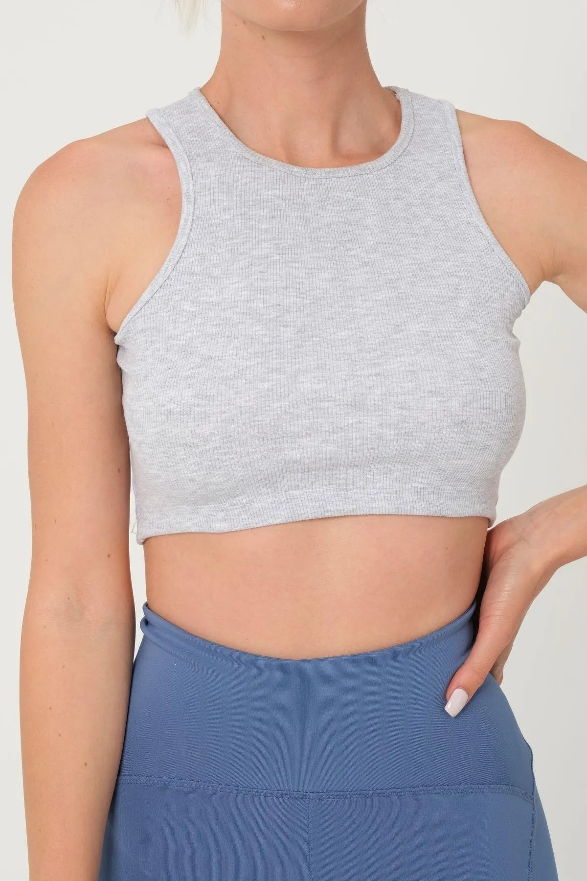 Domoda  Graues, geripptes Crop-Top mit Neckholder-Unterhemd und gerippter Sportlerbluse