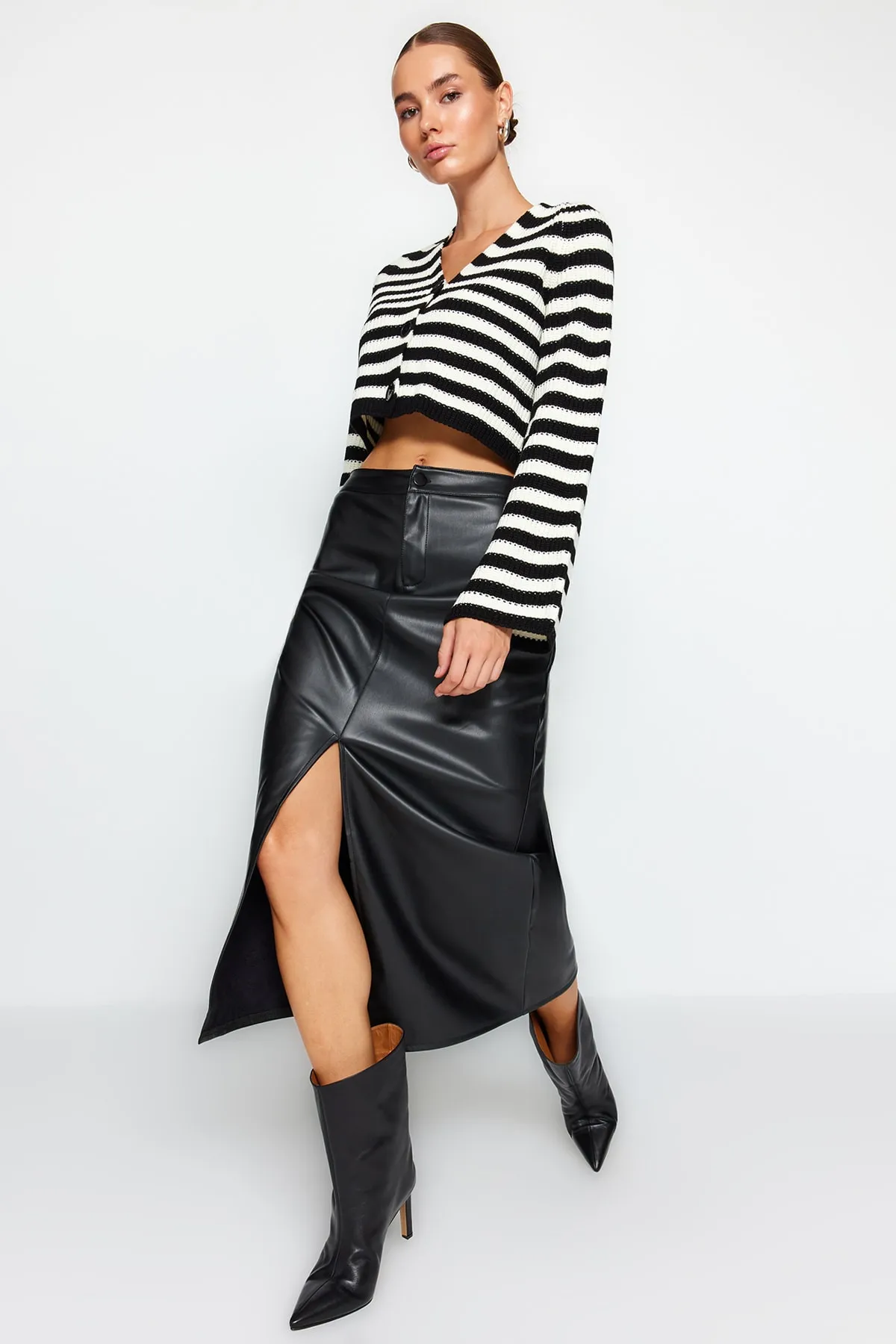 Trendyol Collection  Schwarzer Schlitz Kunstleder High Waist Maxi Strickrock TWOAW24ET00198